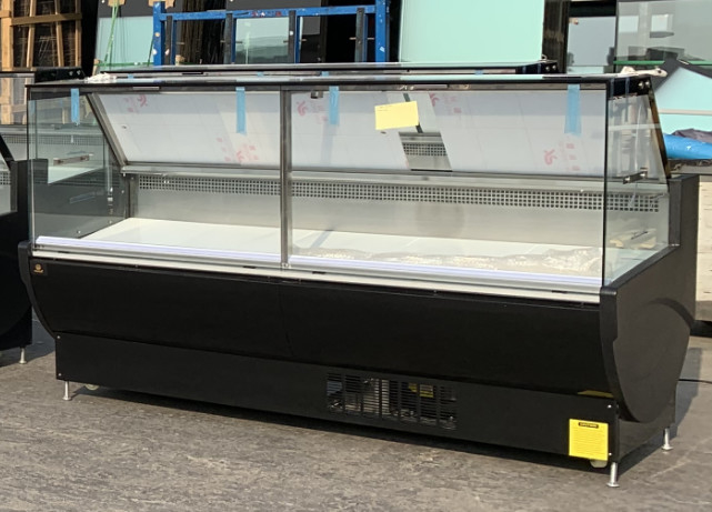 Square Glass Display Deli Display Refrigerator dengan Pintu Terbuka Rentang Suhu 2-6°C dan Kinerja
