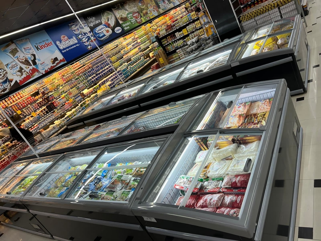 Sistem pendinginan langsung Freezer tampilan komersial dengan suhu -18-22°C dan volume 630L