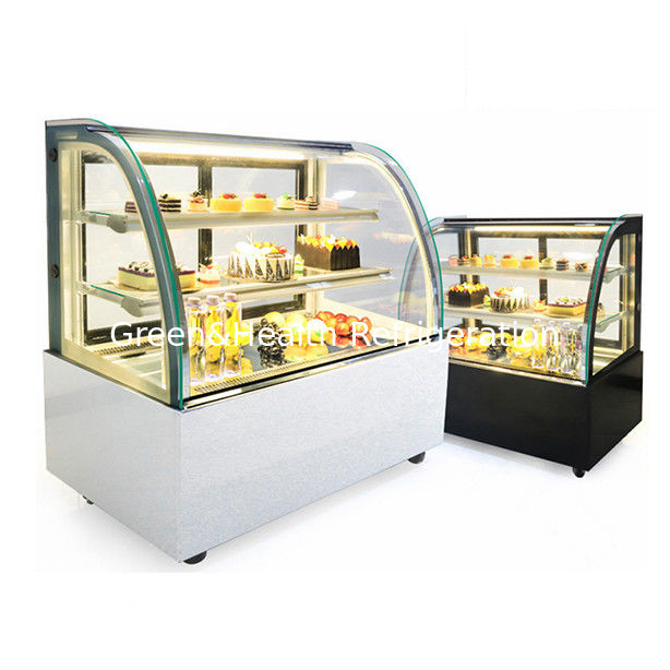 Freezer tampilan kue stainless steel kaca melengkung dengan beberapa rak untuk penggunaan komersial