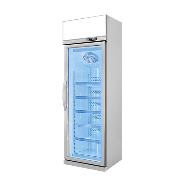 Supermarket / toko komersial dengan pintu kaca yang dilengkapi lemari es display beku