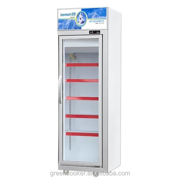 Supermarket / toko komersial dengan pintu kaca yang dilengkapi lemari es display beku