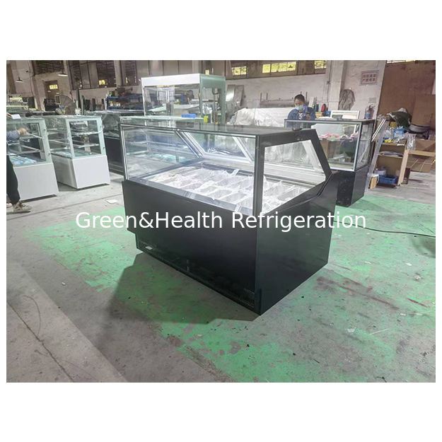 Toko es krim/supermarket menggunakan lemari es penyimpanan untuk menampilkan es krim display kulkas