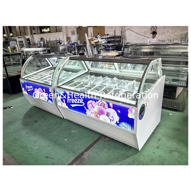 Toko es krim/supermarket menggunakan lemari es penyimpanan untuk menampilkan es krim display kulkas